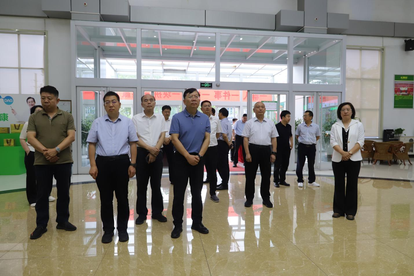 河南省政府参事、省政府原秘书长刘世伟一行来山东w66国际·利来最给力的老牌集团调研