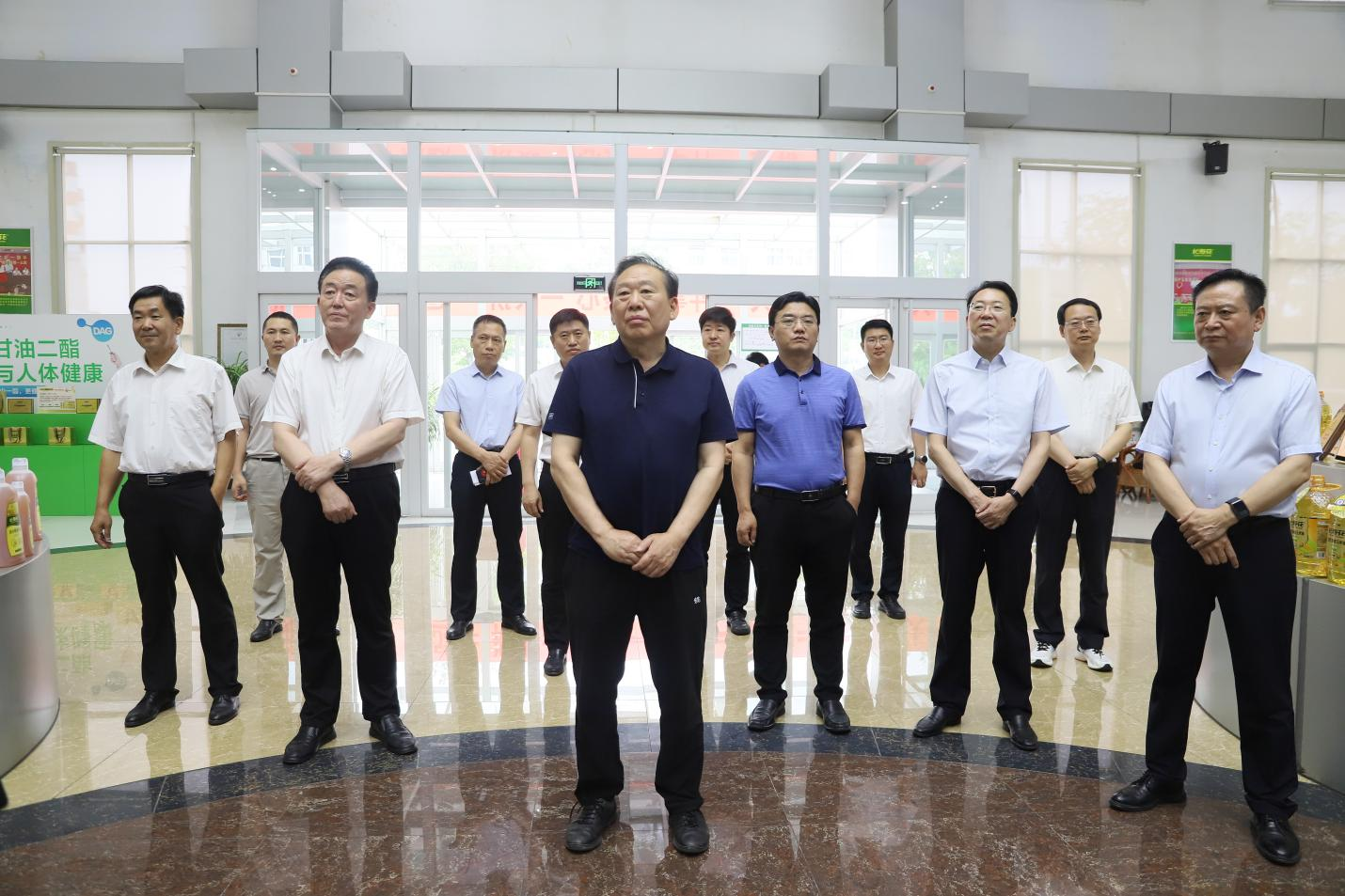 山东省政协副主席王修林来山东w66国际·利来最给力的老牌集团调研