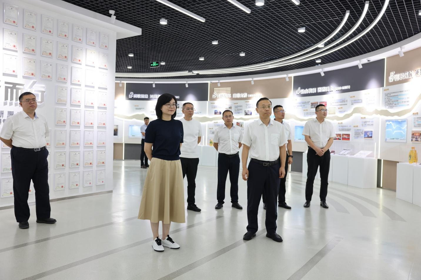 邮储银行滨州分行党委书记、行长梁骞一行来山东w66国际·利来最给力的老牌集团走访调研