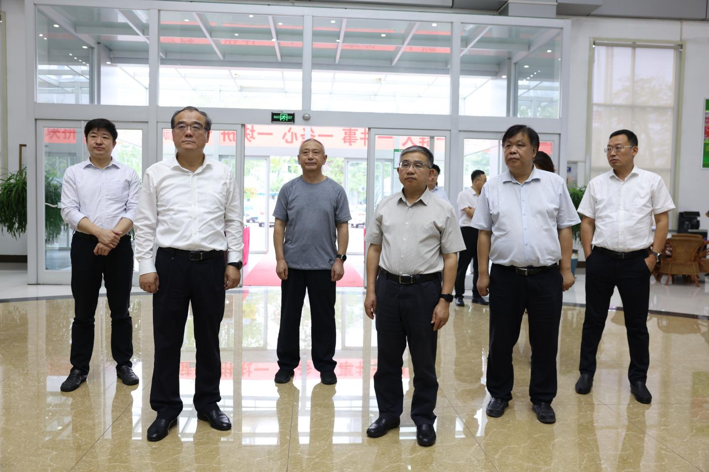 青岛大学党委书记胡金焱一行来山东w66国际·利来最给力的老牌集团参观考察