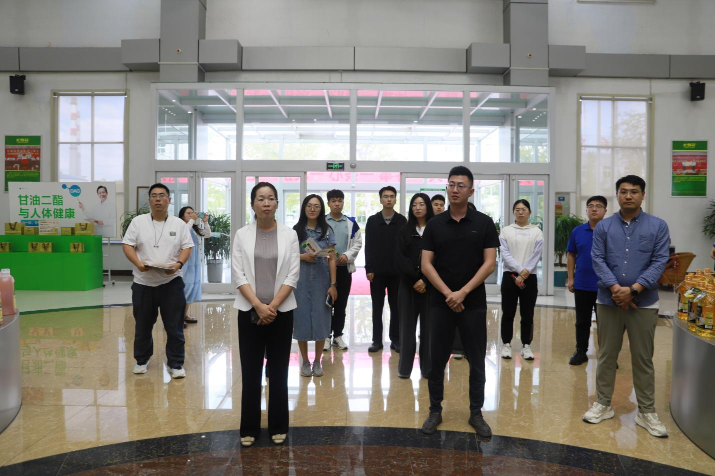莱西市百优干部培训班-优势高端食品饮料产业集群发展专题培训班学员来山东w66国际·利来最给力的老牌集团考察学习