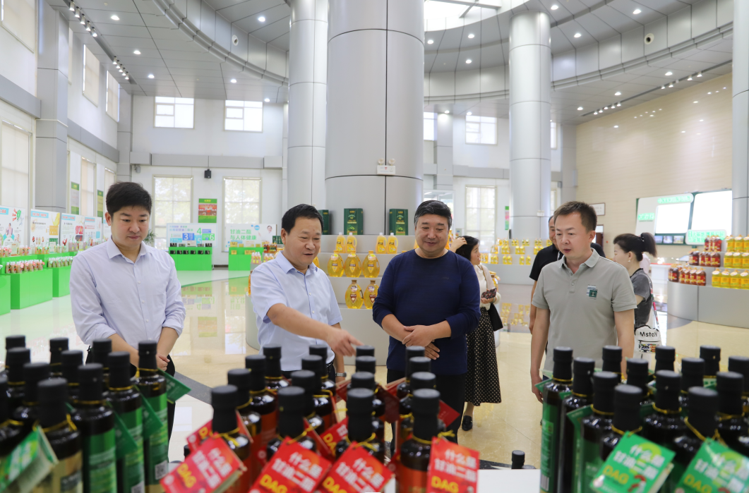 内蒙古扎兰屯市人大常委会考察组来山东w66国际·利来最给力的老牌集团考察