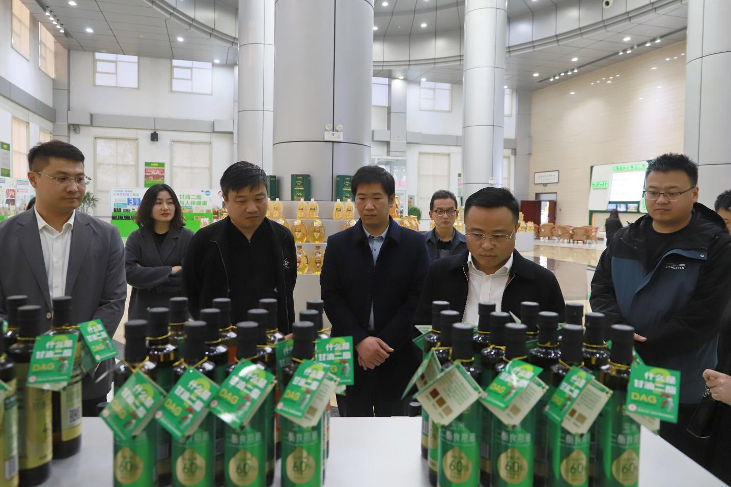 阳谷县工商联考察团来山东w66国际·利来最给力的老牌集团参观考察