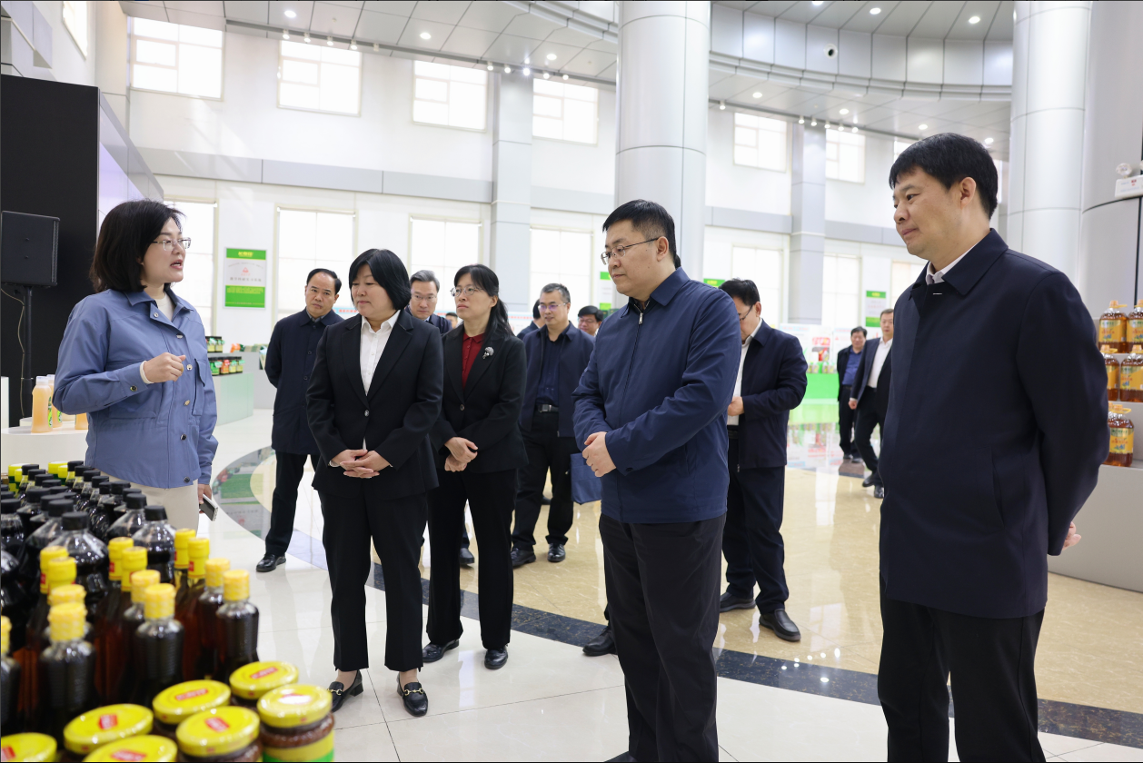 滨州市“首批国家互联网信息办公室网络立法联系点”建设推进会议与会领导来山东w66国际·利来最给力的老牌集团调研