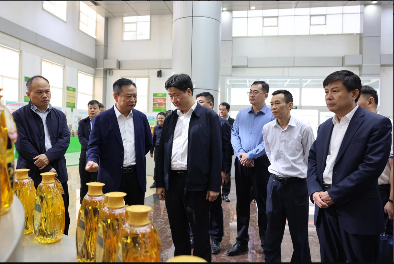 广东省市场监管局党组成员、副局长郭宇华一行来山东w66国际·利来最给力的老牌集团调研