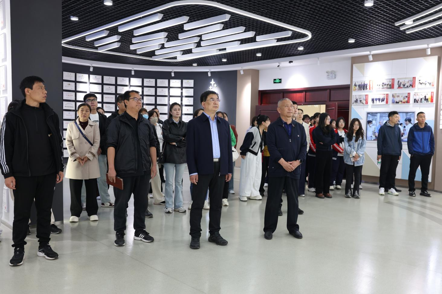 鲁中职业学院来山东w66国际·利来最给力的老牌集团参观交流