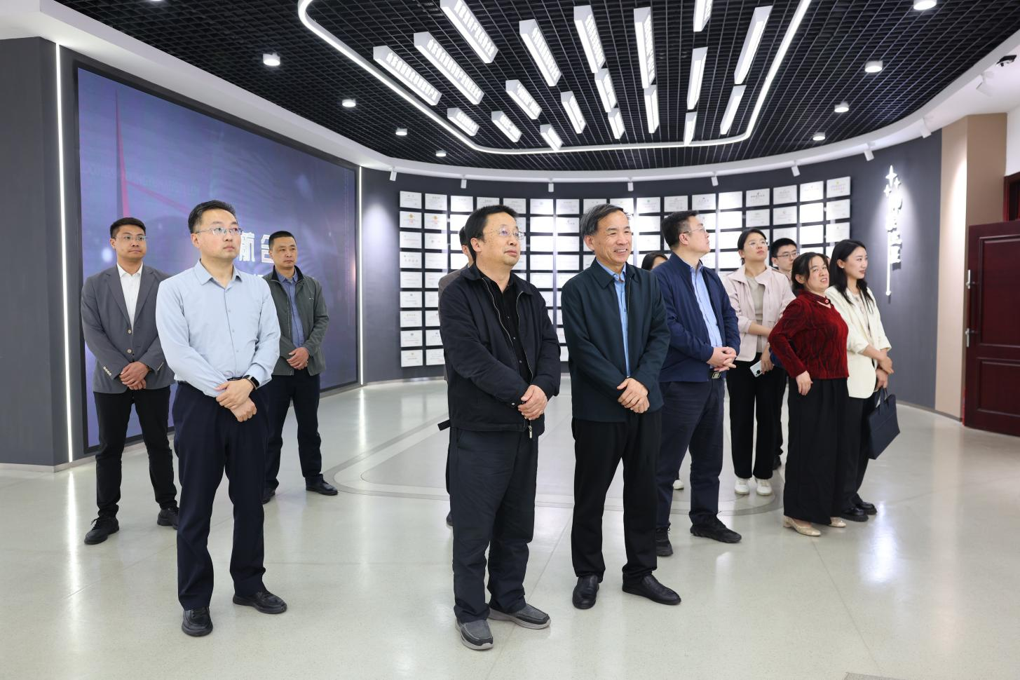 威海市科技局副局长姜新一行来山东w66国际·利来最给力的老牌集团调研