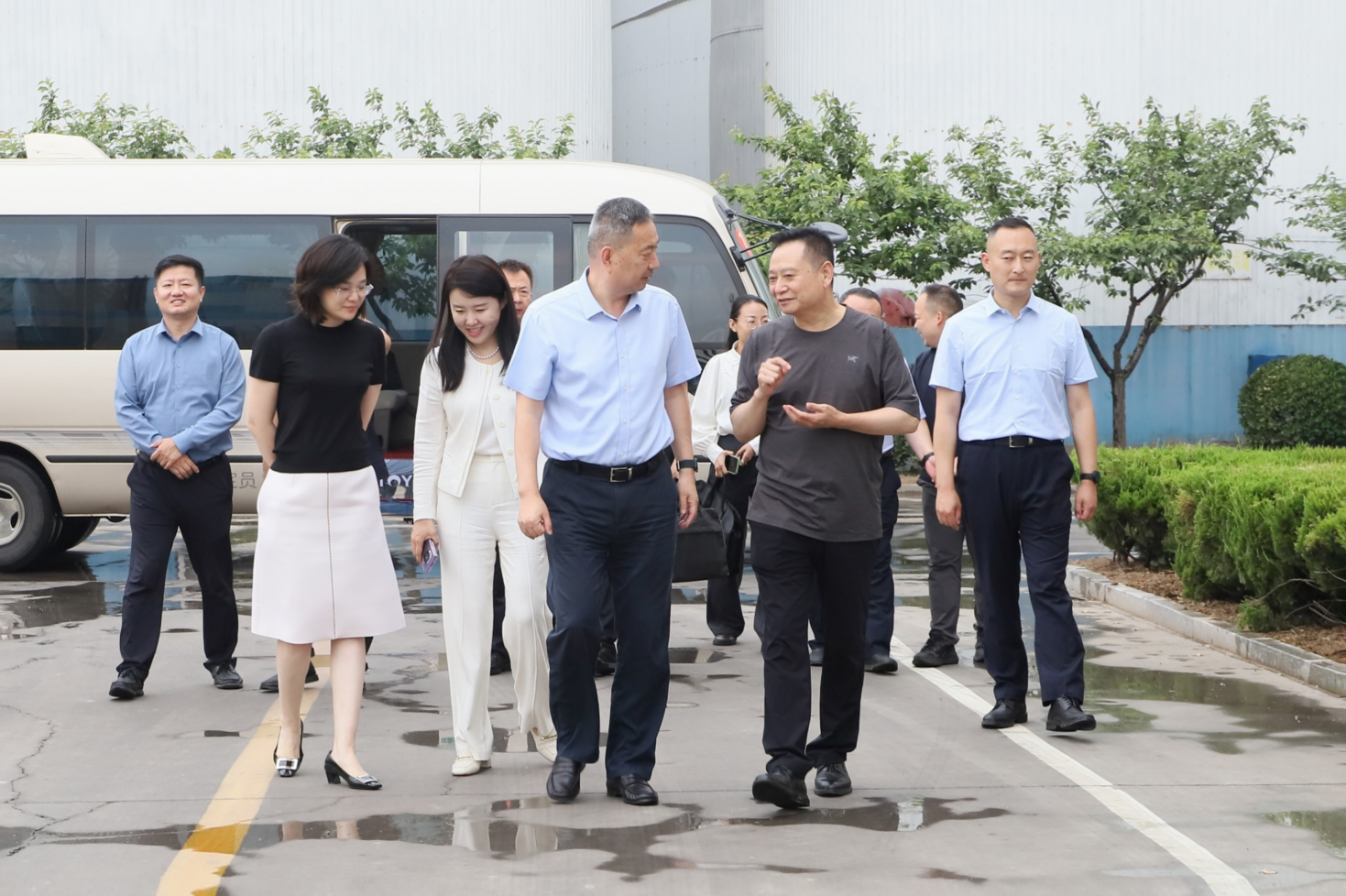 省工业和信息化厅二级巡视员吴炎一行来山东w66国际·利来最给力的老牌集团调研