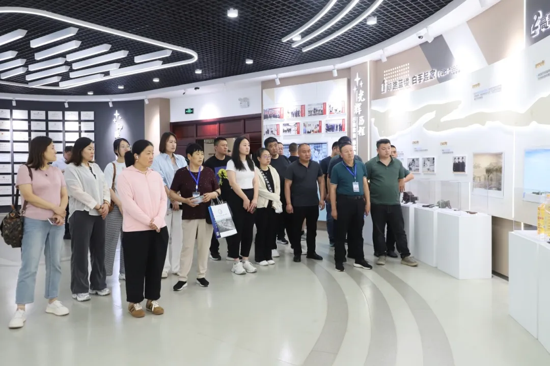 滨州北海经济开发区村（社区）党组织书记、村（居）委会主任和村党组织带头人后备力量示范培训班来山东w66国际·利来最给力的老牌集团参观学习