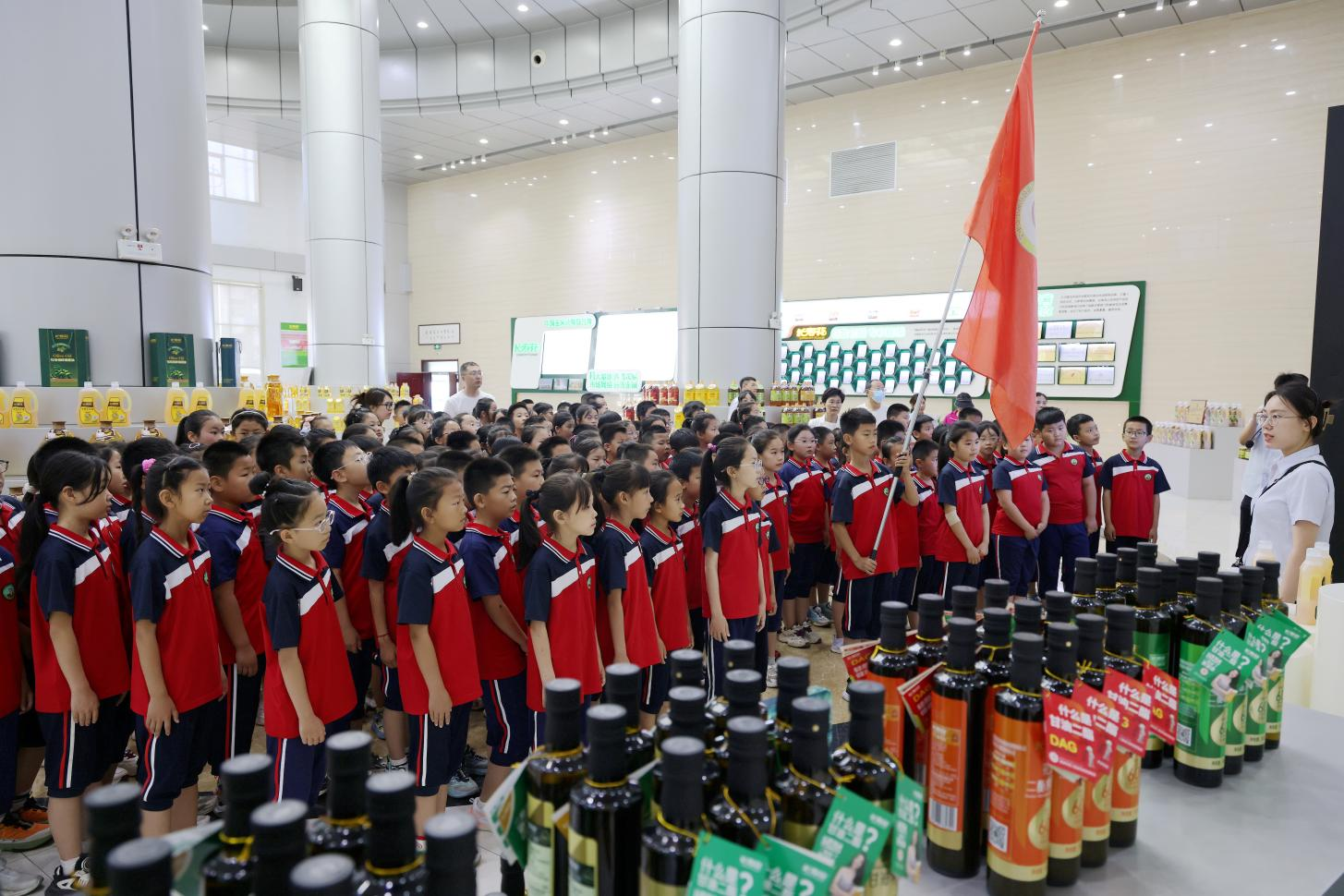 韩店中心小学师生走进w66国际·利来最给力的老牌集团开展实践教育活动