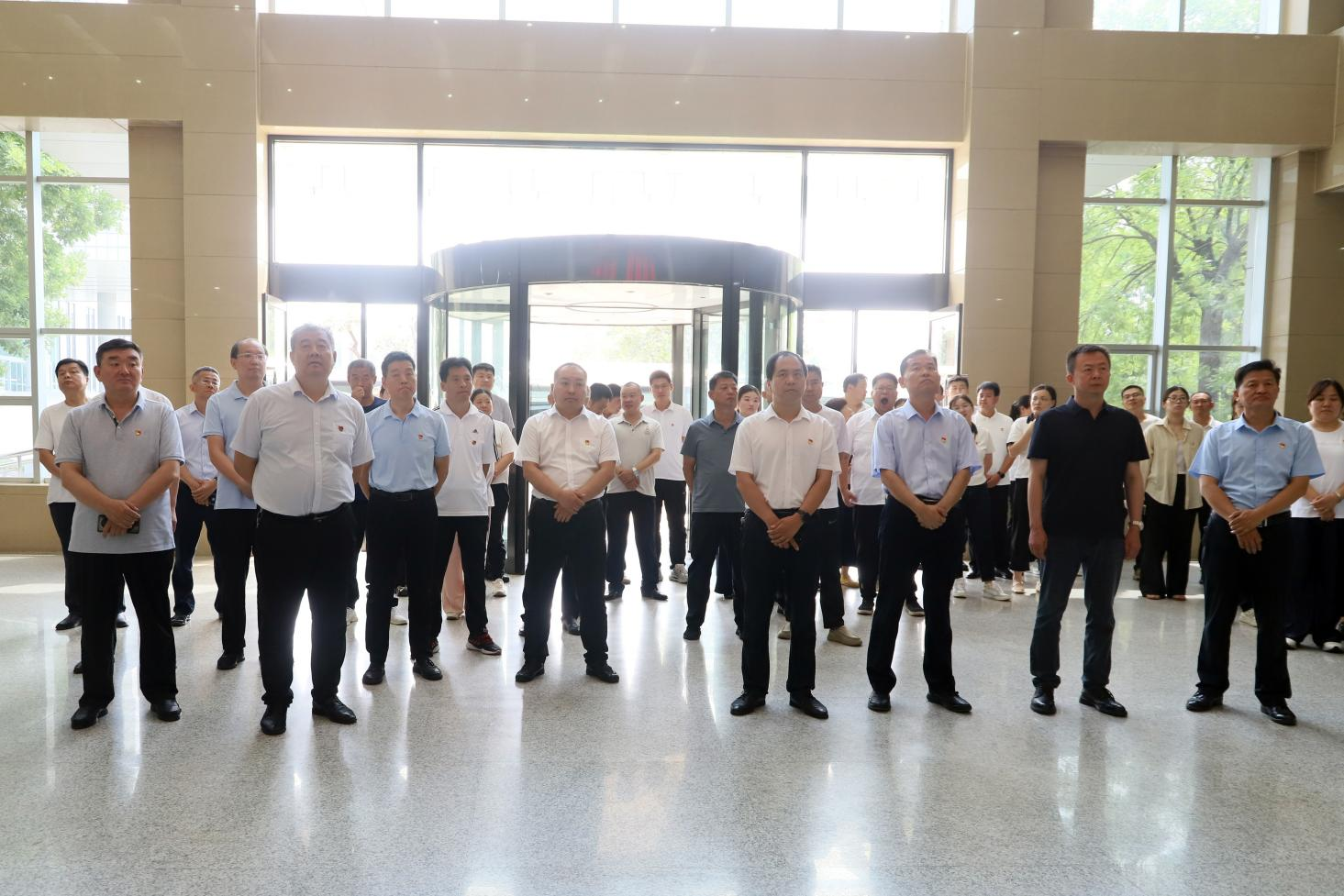 邹平经济技术开发区全体党员来山东w66国际·利来最给力的老牌集团参观交流