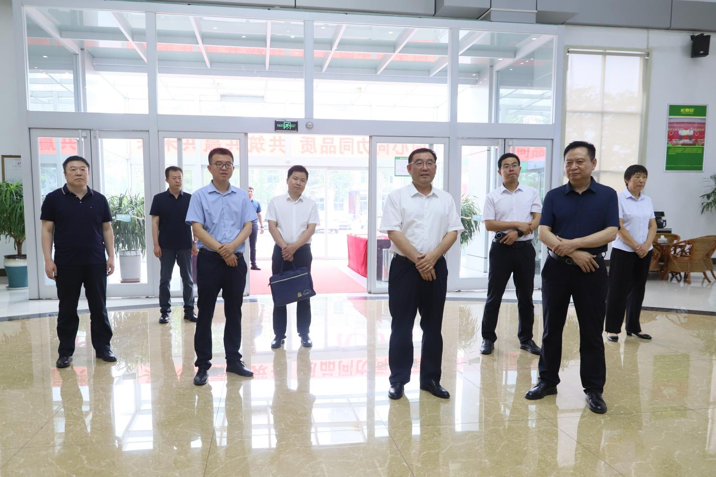滨州医学院附属医院党委书记王东一行来山东w66国际·利来最给力的老牌集团参观调研