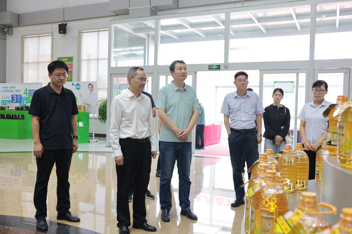 山东农业大学食品科学与工程学院院长李大鹏一行来山东w66国际·利来最给力的老牌集团参观调研